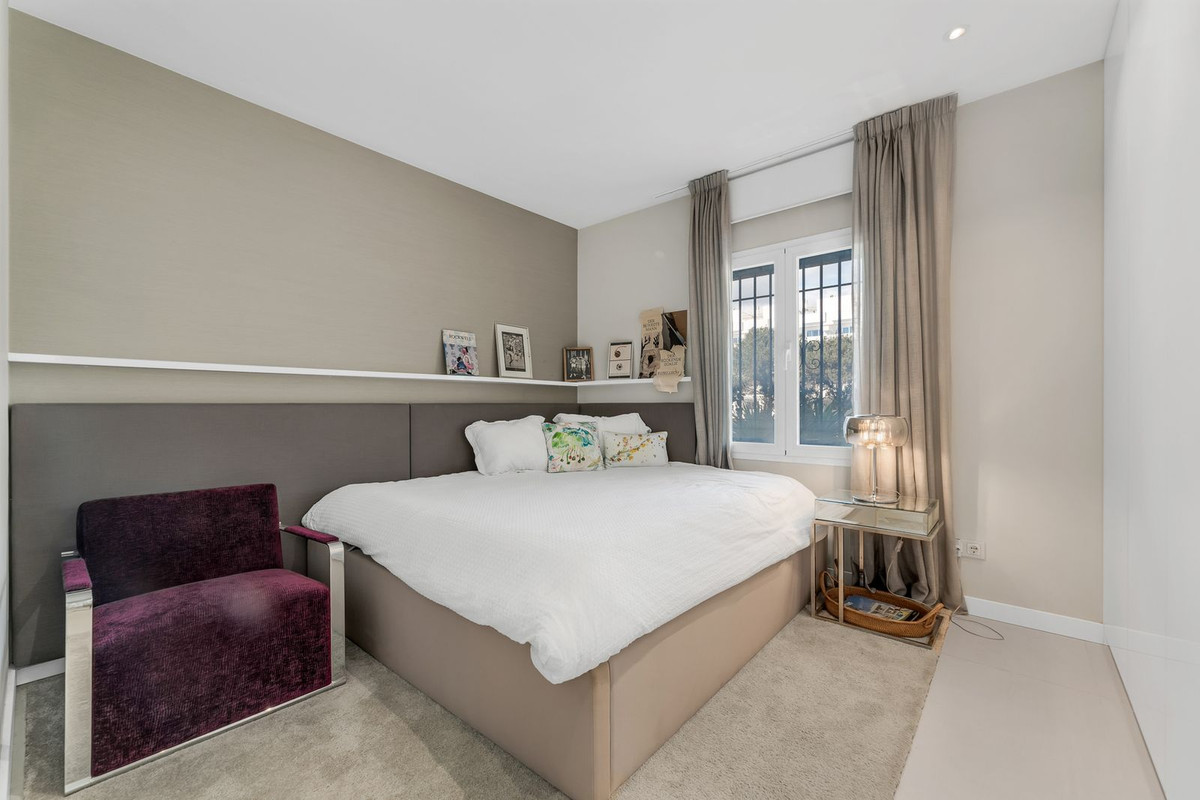 3 Bed Apartment for sale in The Golden Mile Costa Del Sol, Málaga, Spain
