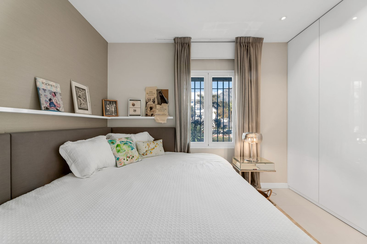 3 Bed Apartment for sale in The Golden Mile Costa Del Sol, Málaga, Spain