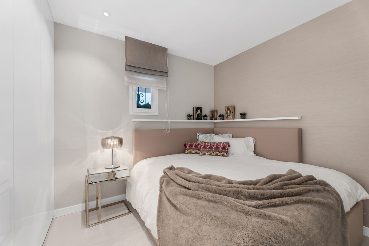 3 Bed Apartment for sale in The Golden Mile Costa Del Sol, Málaga, Spain