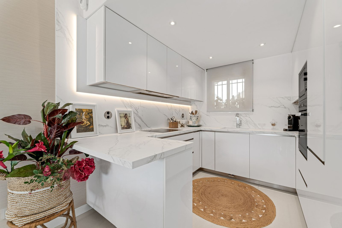 3 Bed Apartment for sale in The Golden Mile Costa Del Sol, Málaga, Spain