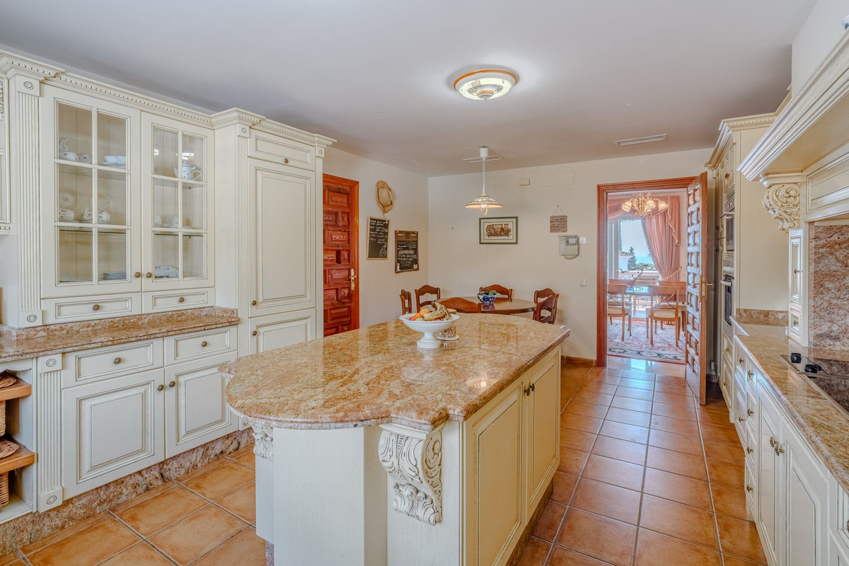 5 Bed Townhouse for sale in El Paraiso Costa Del Sol, Málaga, Spain
