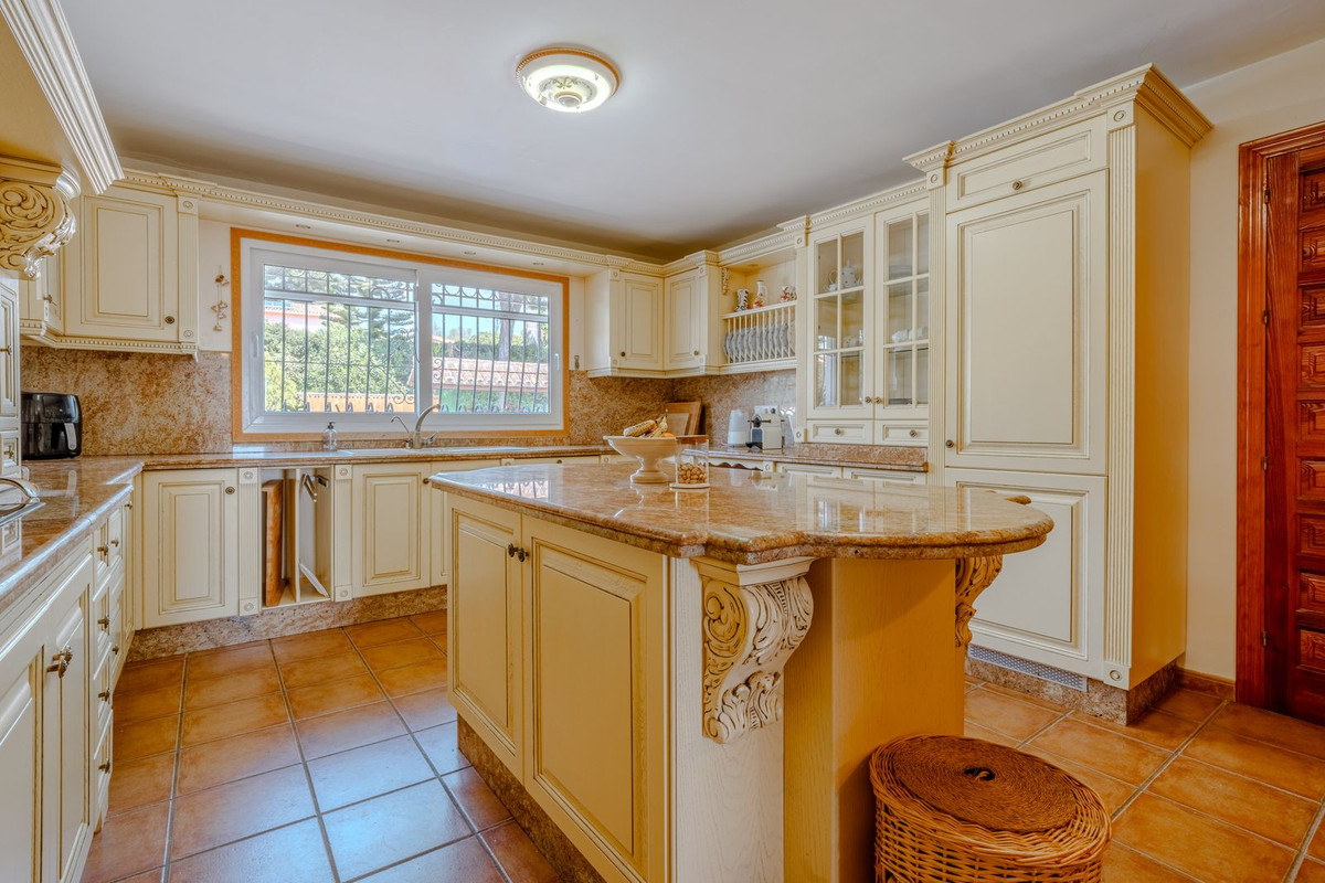 5 Bed Townhouse for sale in El Paraiso Costa Del Sol, Málaga, Spain