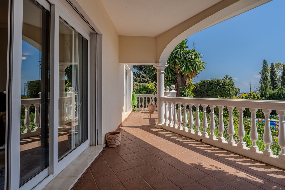 5 Bed Townhouse for sale in El Paraiso Costa Del Sol, Málaga, Spain