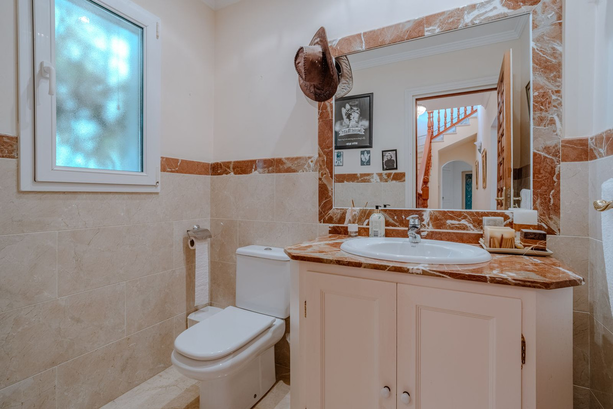 5 Bed Townhouse for sale in El Paraiso Costa Del Sol, Málaga, Spain
