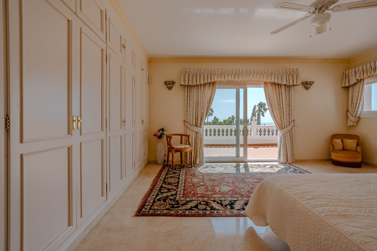 5 Bed Townhouse for sale in El Paraiso Costa Del Sol, Málaga, Spain