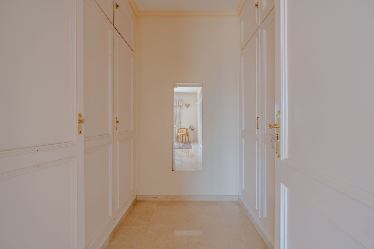 5 Bed Townhouse for sale in El Paraiso Costa Del Sol, Málaga, Spain