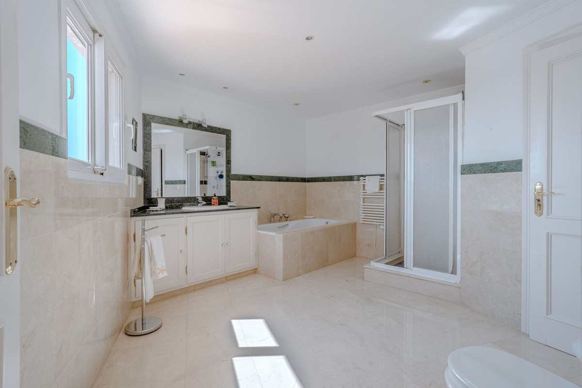 5 Bed Townhouse for sale in El Paraiso Costa Del Sol, Málaga, Spain