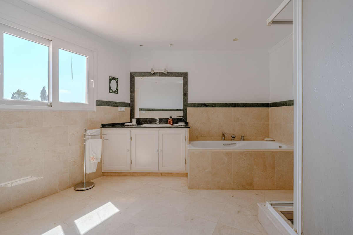 5 Bed Townhouse for sale in El Paraiso Costa Del Sol, Málaga, Spain