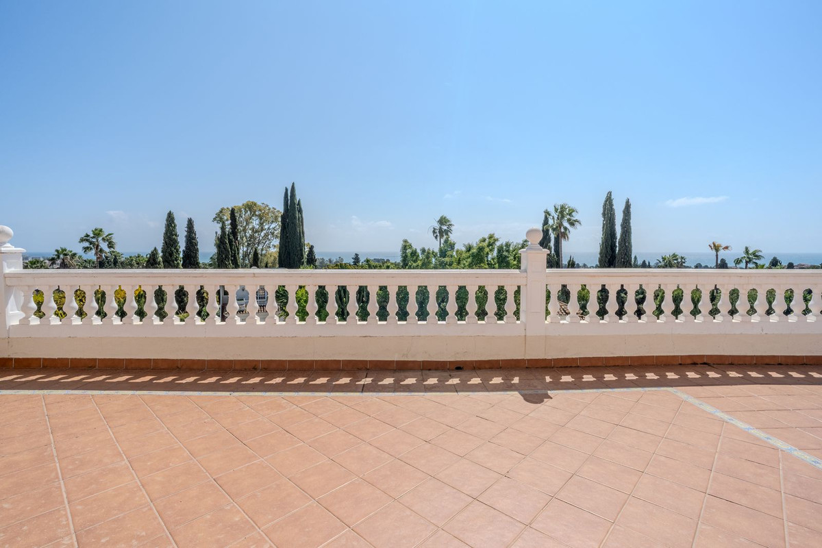 5 Bed Townhouse for sale in El Paraiso Costa Del Sol, Málaga, Spain