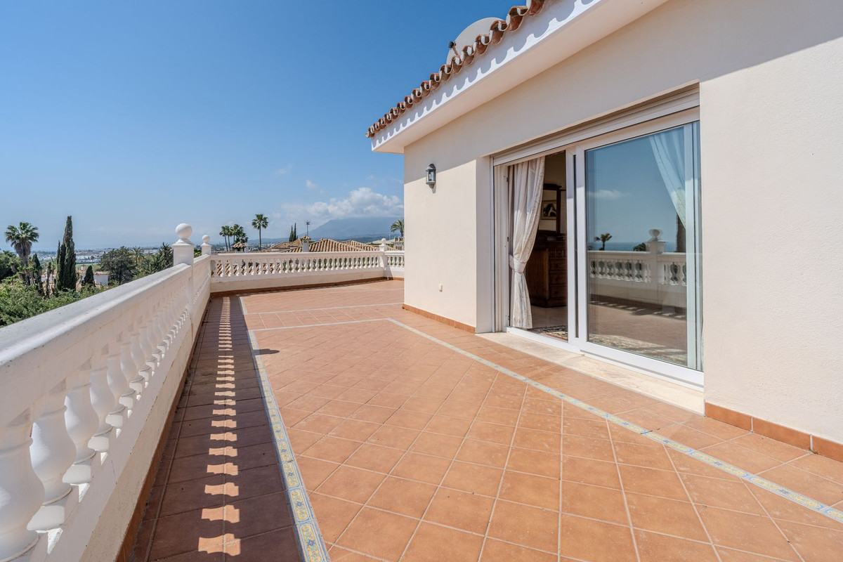 5 Bed Townhouse for sale in El Paraiso Costa Del Sol, Málaga, Spain