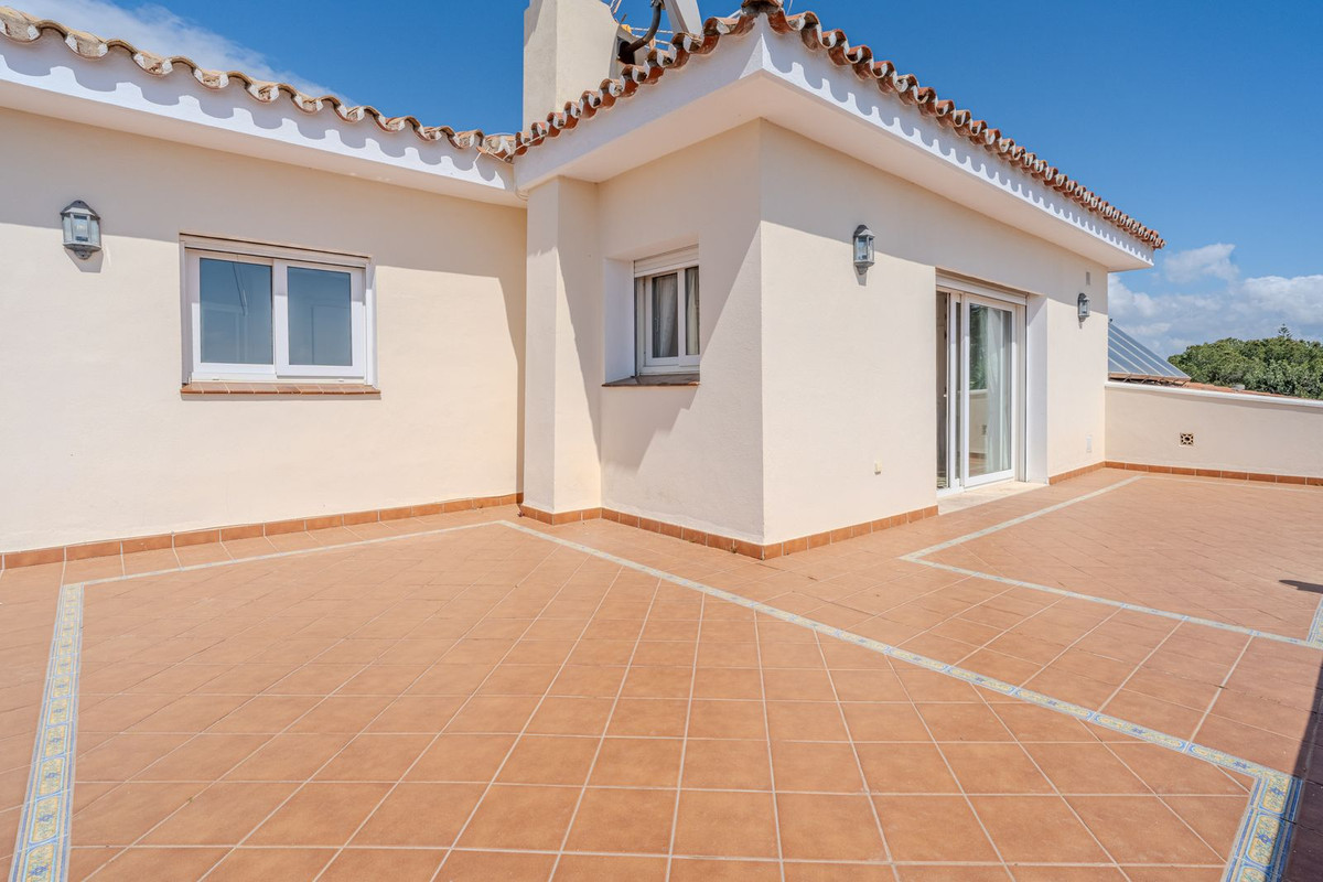 5 Bed Townhouse for sale in El Paraiso Costa Del Sol, Málaga, Spain