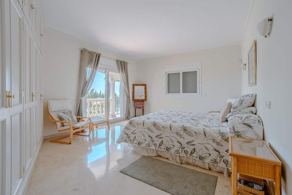 5 Bed Townhouse for sale in El Paraiso Costa Del Sol, Málaga, Spain