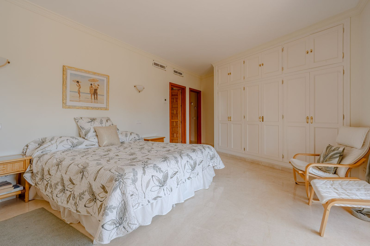 5 Bed Townhouse for sale in El Paraiso Costa Del Sol, Málaga, Spain