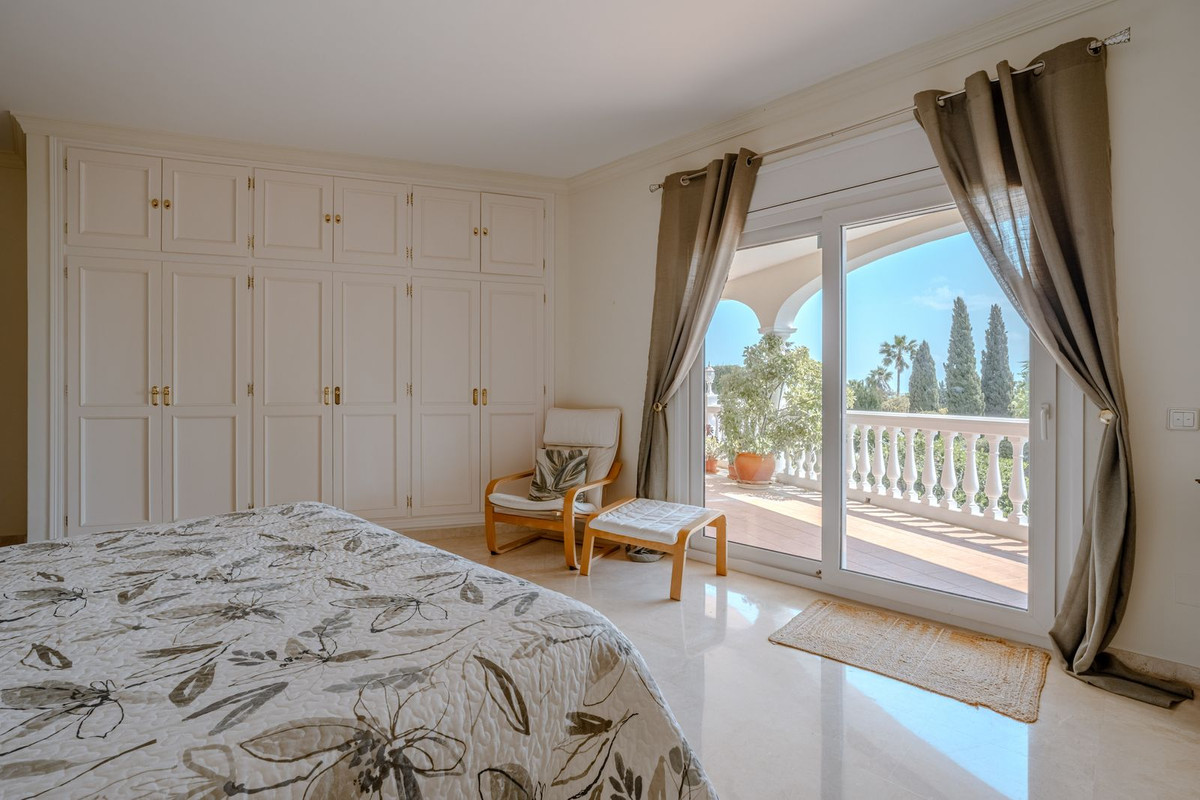 5 Bed Townhouse for sale in El Paraiso Costa Del Sol, Málaga, Spain