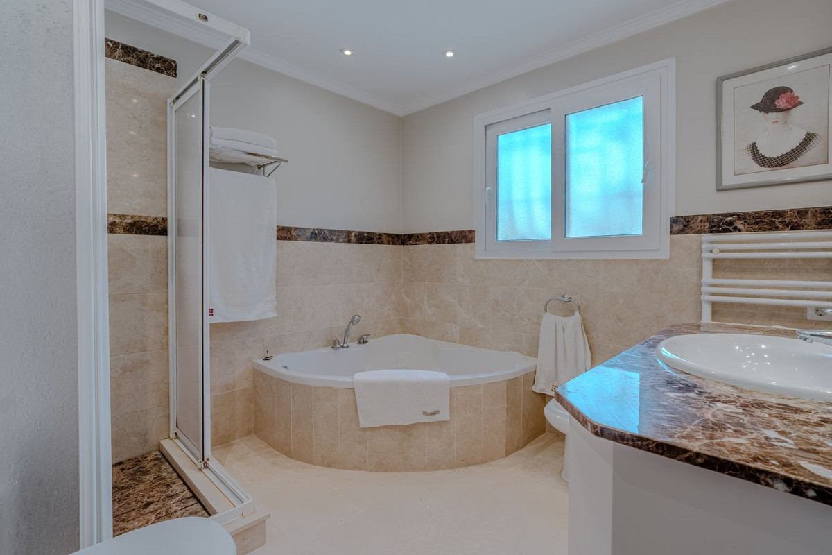 5 Bed Townhouse for sale in El Paraiso Costa Del Sol, Málaga, Spain