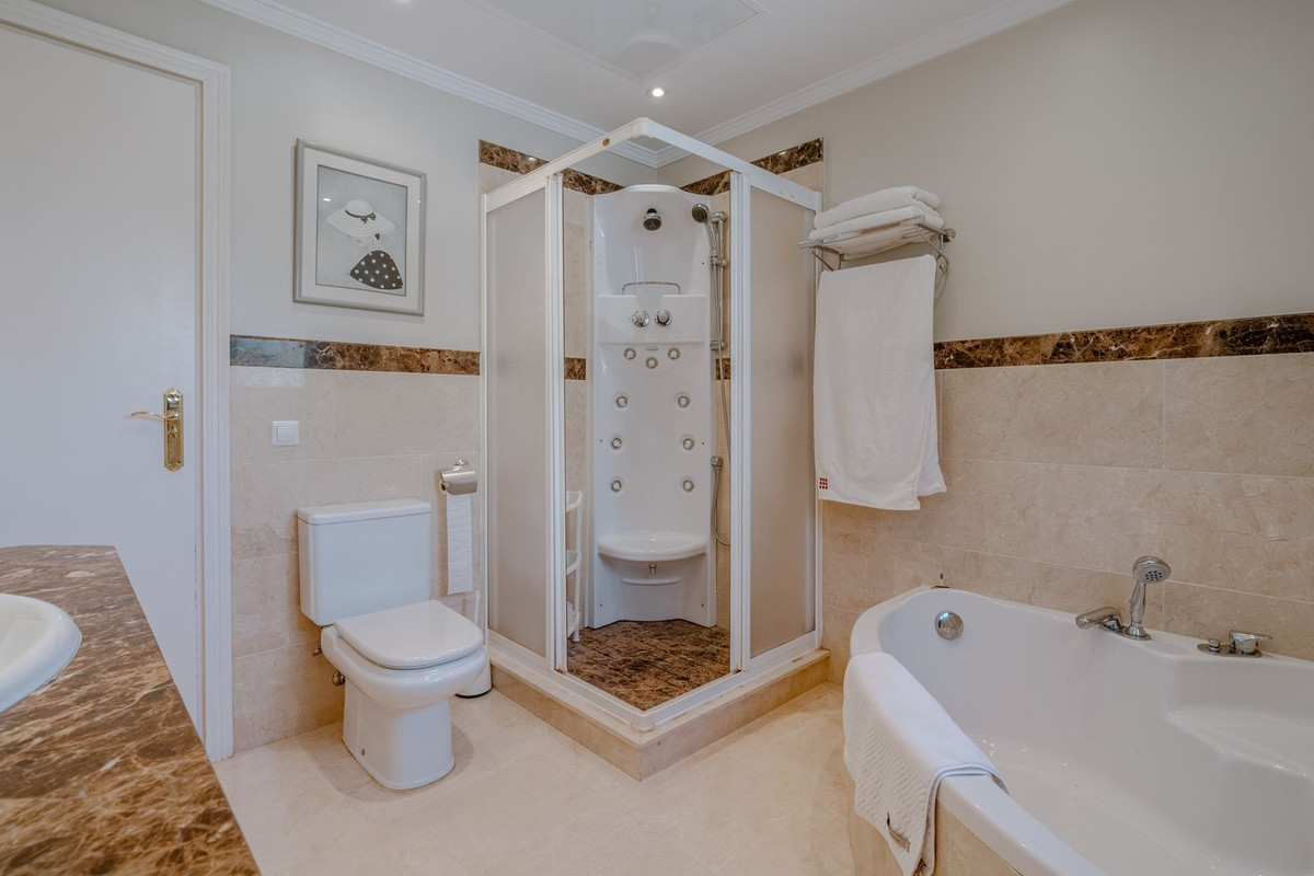 5 Bed Townhouse for sale in El Paraiso Costa Del Sol, Málaga, Spain