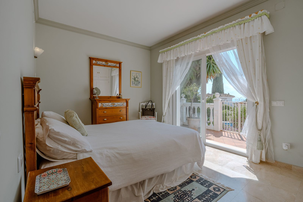 5 Bed Townhouse for sale in El Paraiso Costa Del Sol, Málaga, Spain