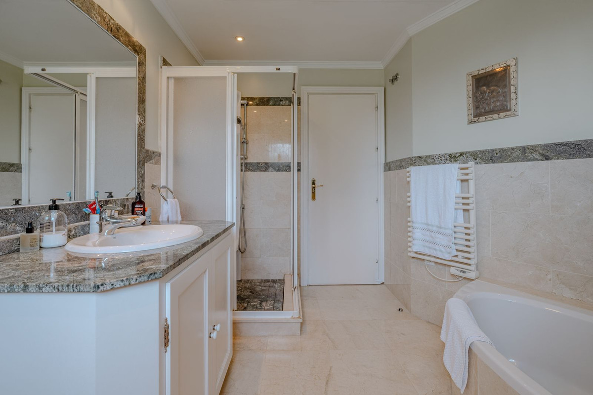 5 Bed Townhouse for sale in El Paraiso Costa Del Sol, Málaga, Spain