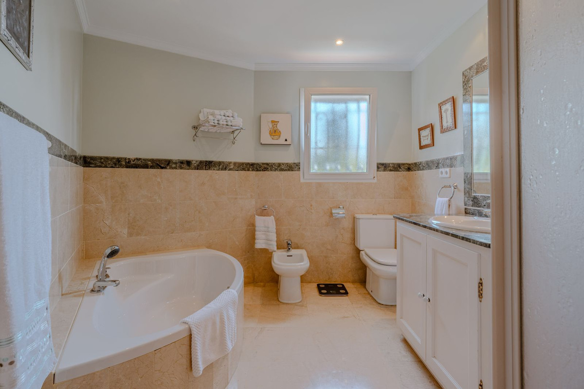 5 Bed Townhouse for sale in El Paraiso Costa Del Sol, Málaga, Spain