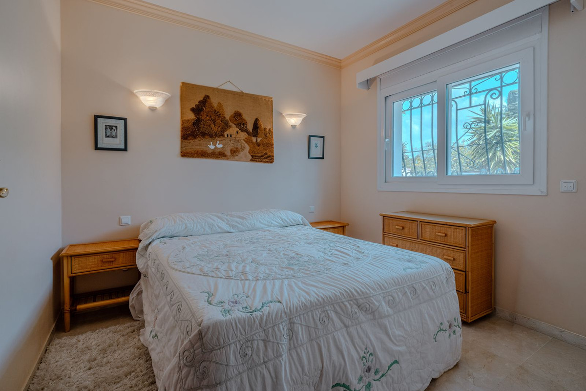 5 Bed Townhouse for sale in El Paraiso Costa Del Sol, Málaga, Spain