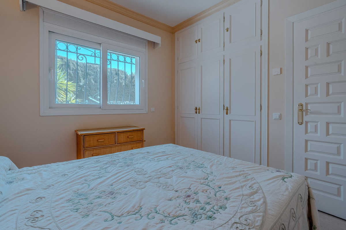 5 Bed Townhouse for sale in El Paraiso Costa Del Sol, Málaga, Spain