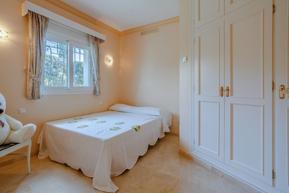 5 Bed Townhouse for sale in El Paraiso Costa Del Sol, Málaga, Spain