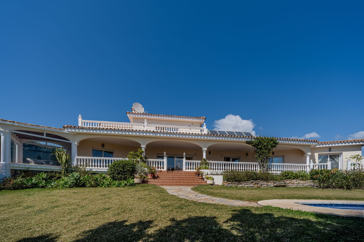 5 Bed Townhouse for sale in El Paraiso Costa Del Sol, Málaga, Spain