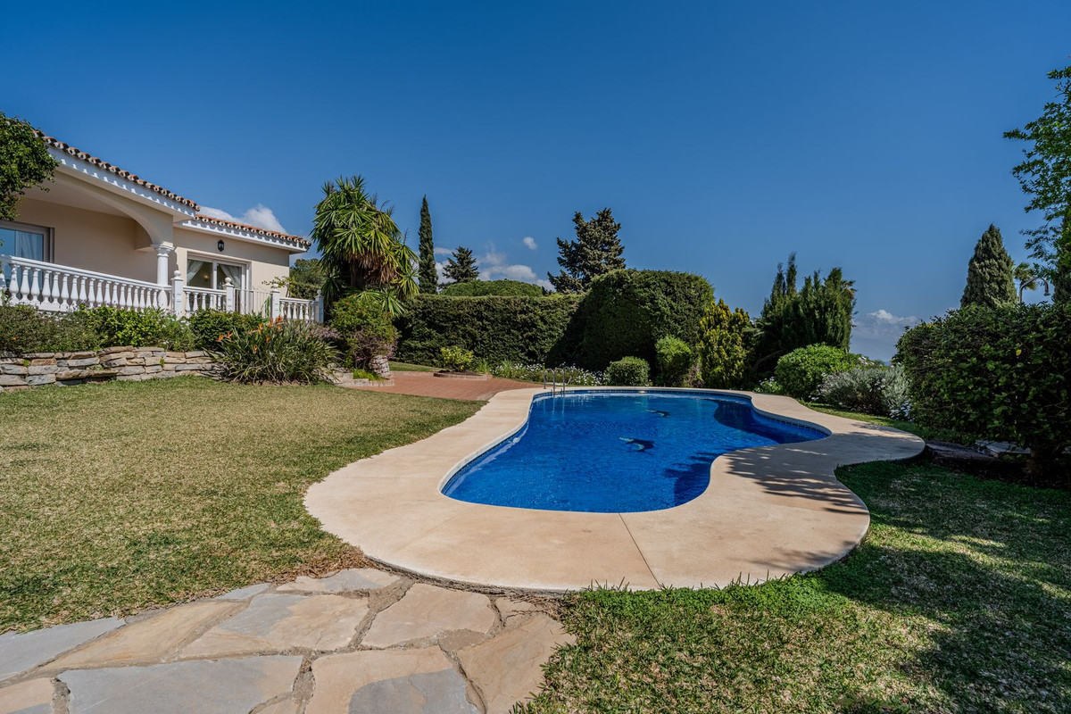 5 Bed Townhouse for sale in El Paraiso Costa Del Sol, Málaga, Spain