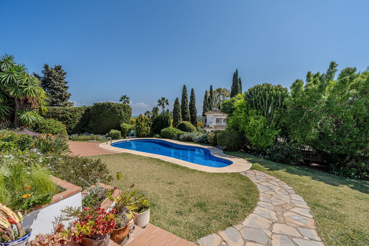 5 Bed Townhouse for sale in El Paraiso Costa Del Sol, Málaga, Spain