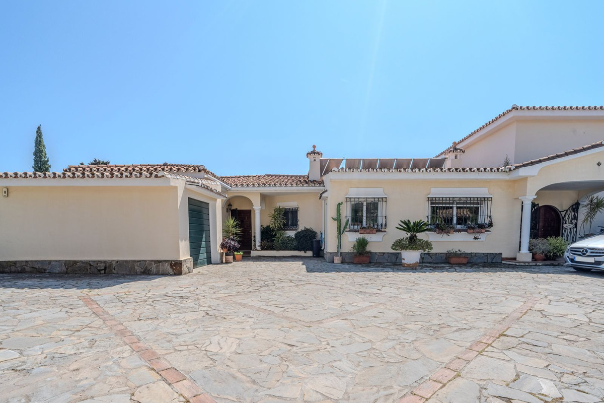 5 Bed Townhouse for sale in El Paraiso Costa Del Sol, Málaga, Spain