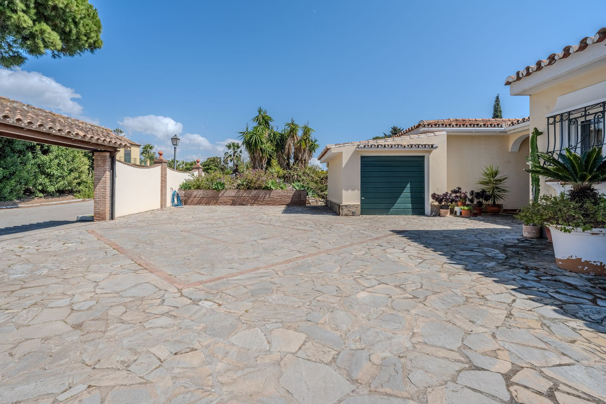 5 Bed Townhouse for sale in El Paraiso Costa Del Sol, Málaga, Spain