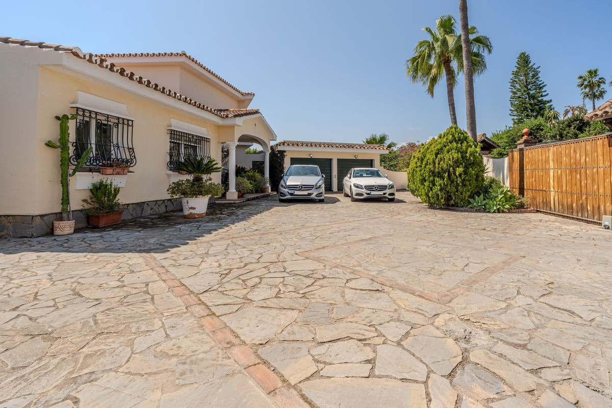 5 Bed Townhouse for sale in El Paraiso Costa Del Sol, Málaga, Spain