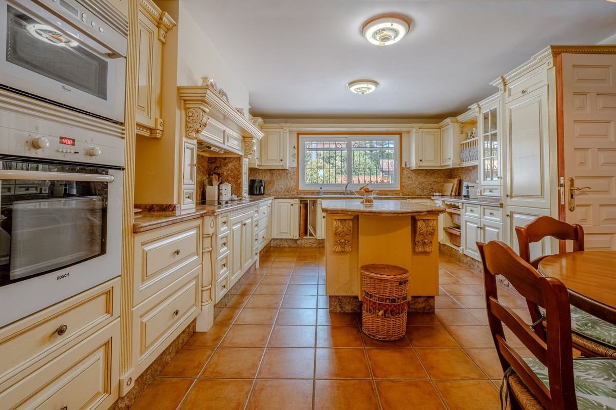 5 Bed Townhouse for sale in El Paraiso Costa Del Sol, Málaga, Spain