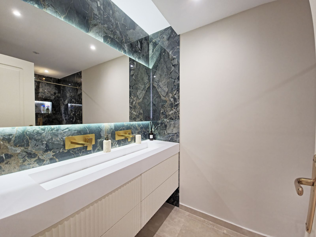 2 Bed Apartment for sale in Benahavís Costa Del Sol, Málaga, Spain