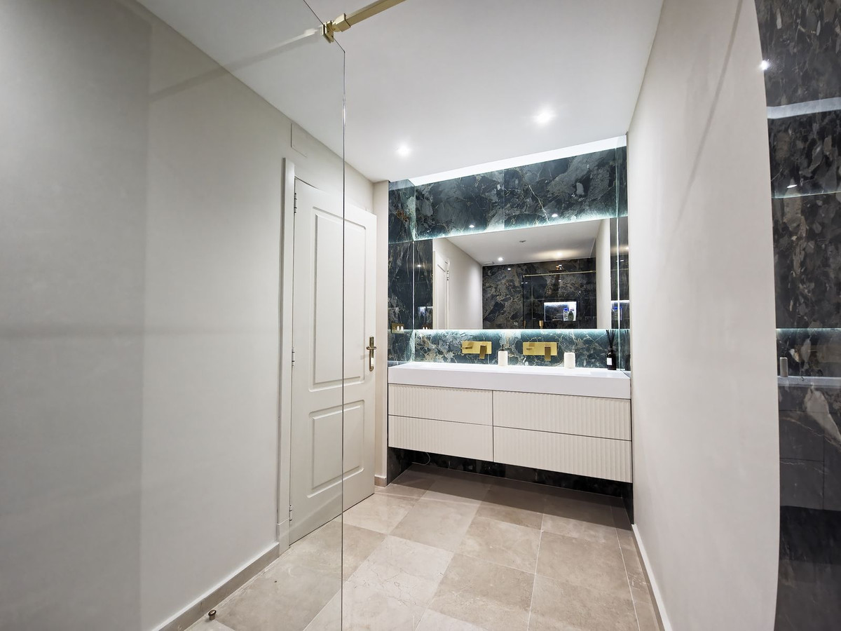 2 Bed Apartment for sale in Benahavís Costa Del Sol, Málaga, Spain