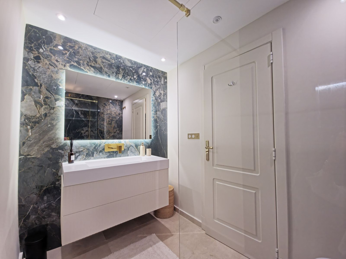 2 Bed Apartment for sale in Benahavís Costa Del Sol, Málaga, Spain