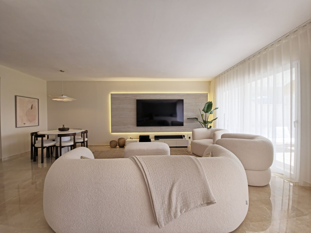 2 Bed Apartment for sale in Benahavís Costa Del Sol, Málaga, Spain