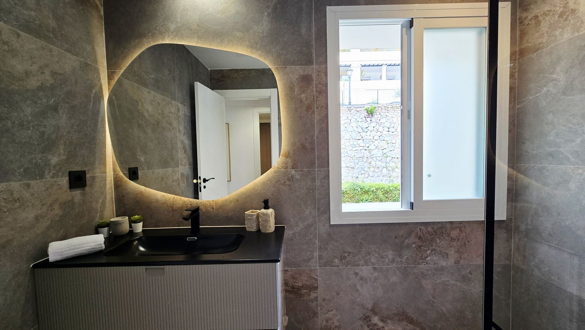3 Bed Apartment for sale in La Quinta Costa Del Sol, Málaga, Spain