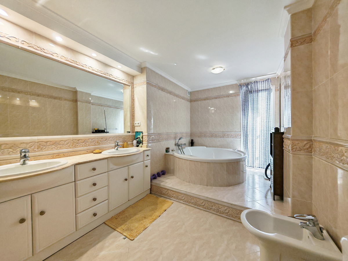 5 Bed Townhouse for sale in Benalmadena Costa Del Sol, Málaga, Spain