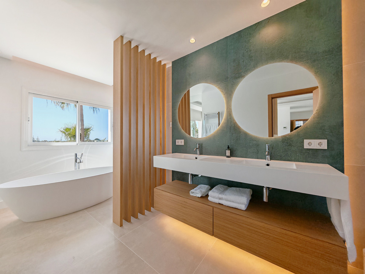 Se vende Villa - Chalet de 4 dormitorios en Costa Del Sol, Málaga, España