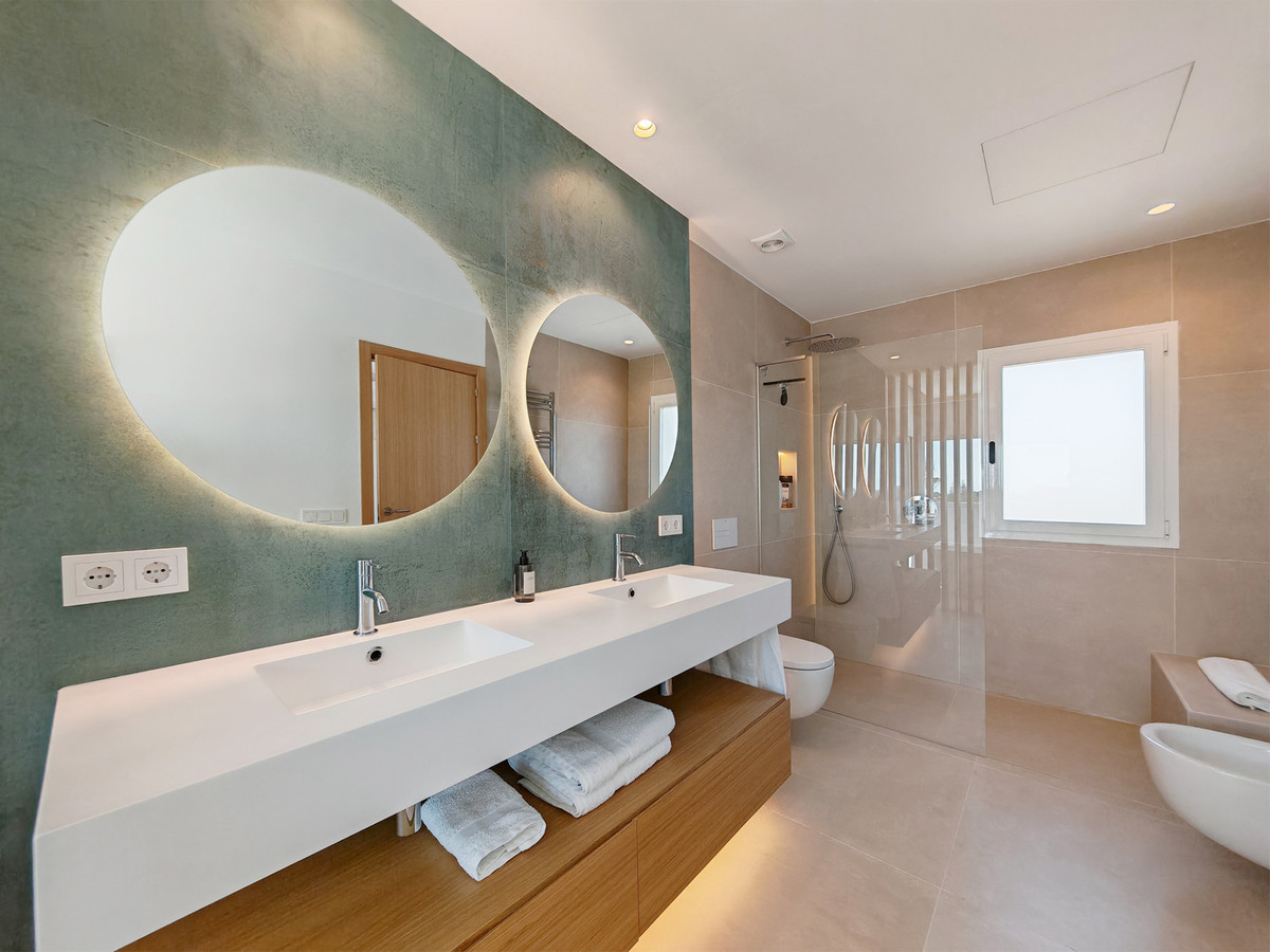 Se vende Villa - Chalet de 4 dormitorios en Costa Del Sol, Málaga, España