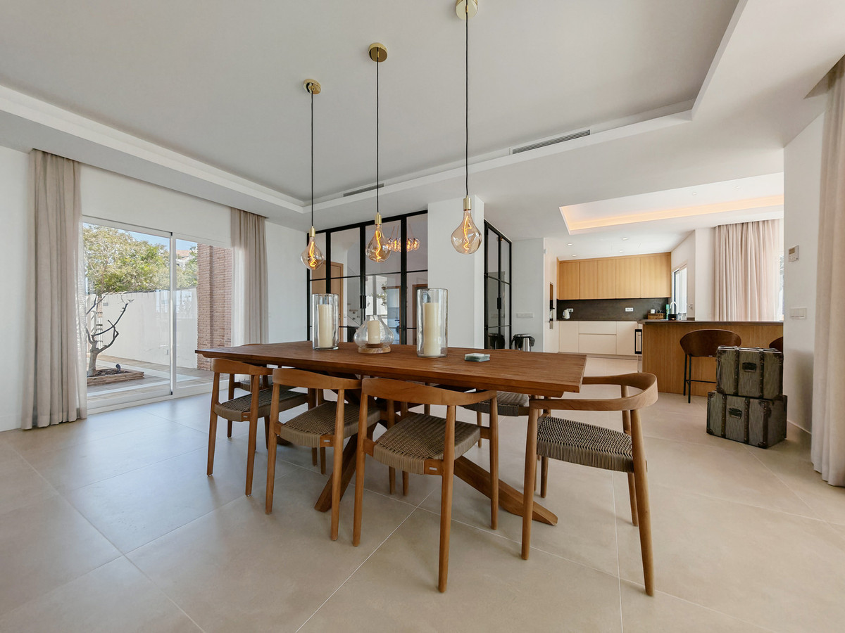 Se vende Villa - Chalet de 4 dormitorios en Costa Del Sol, Málaga, España