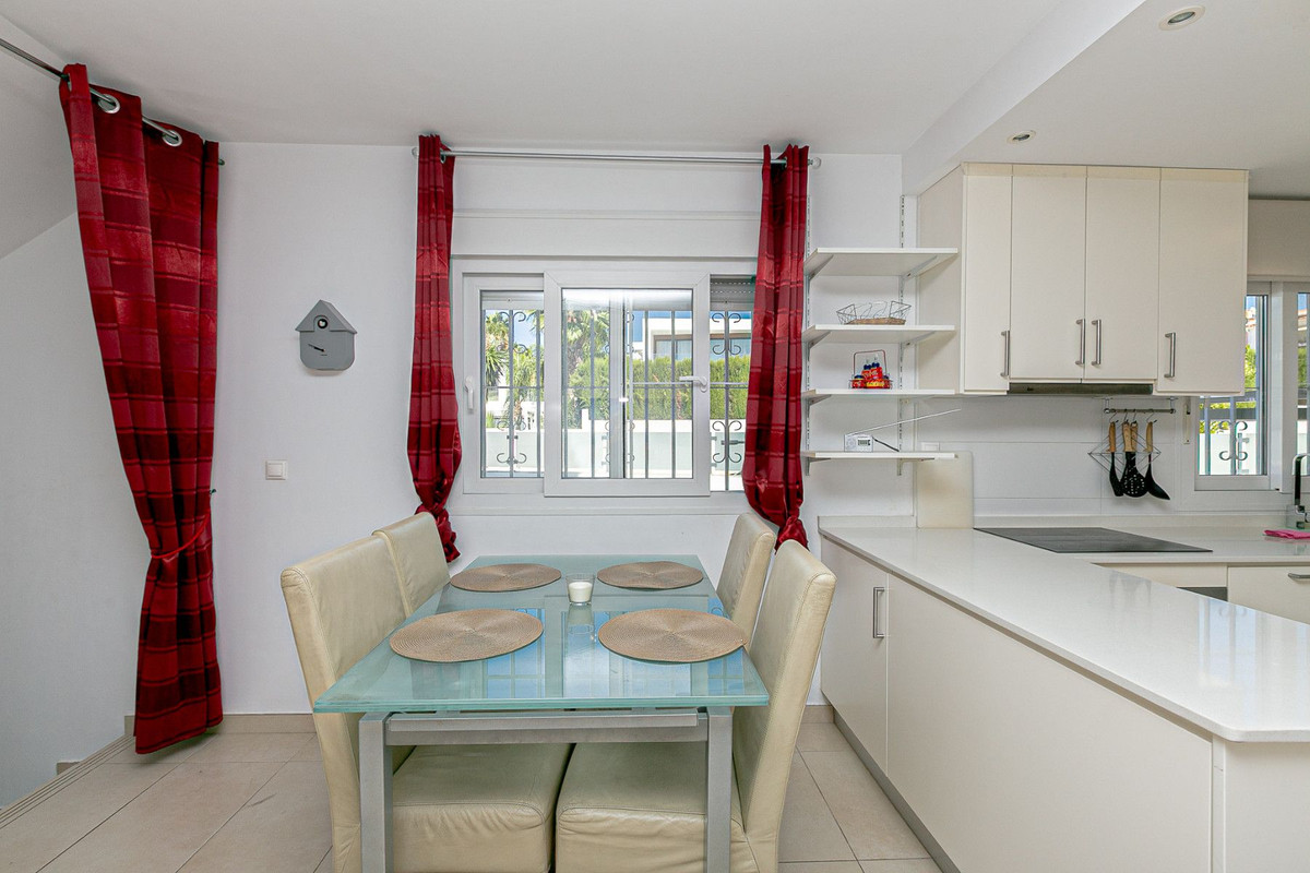Se vende Villa - Chalet de 4 dormitorios en Costa Blanca, Alicante, España