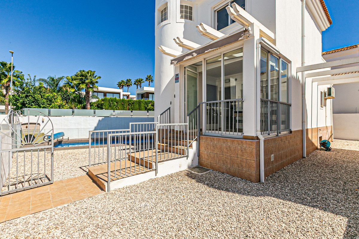 Se vende Villa - Chalet de 4 dormitorios en Costa Blanca, Alicante, España