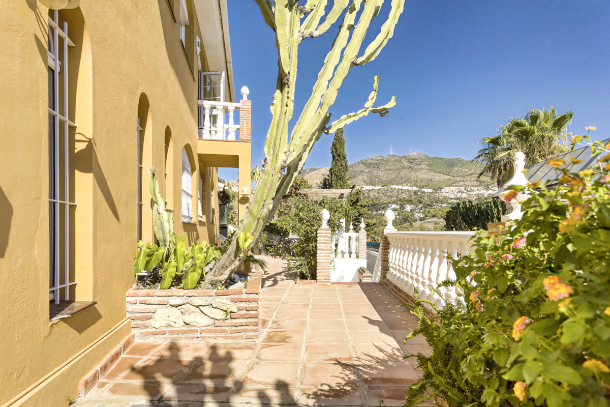 5 Bed Townhouse for sale in Torremuelle Costa Del Sol, Málaga, Spain
