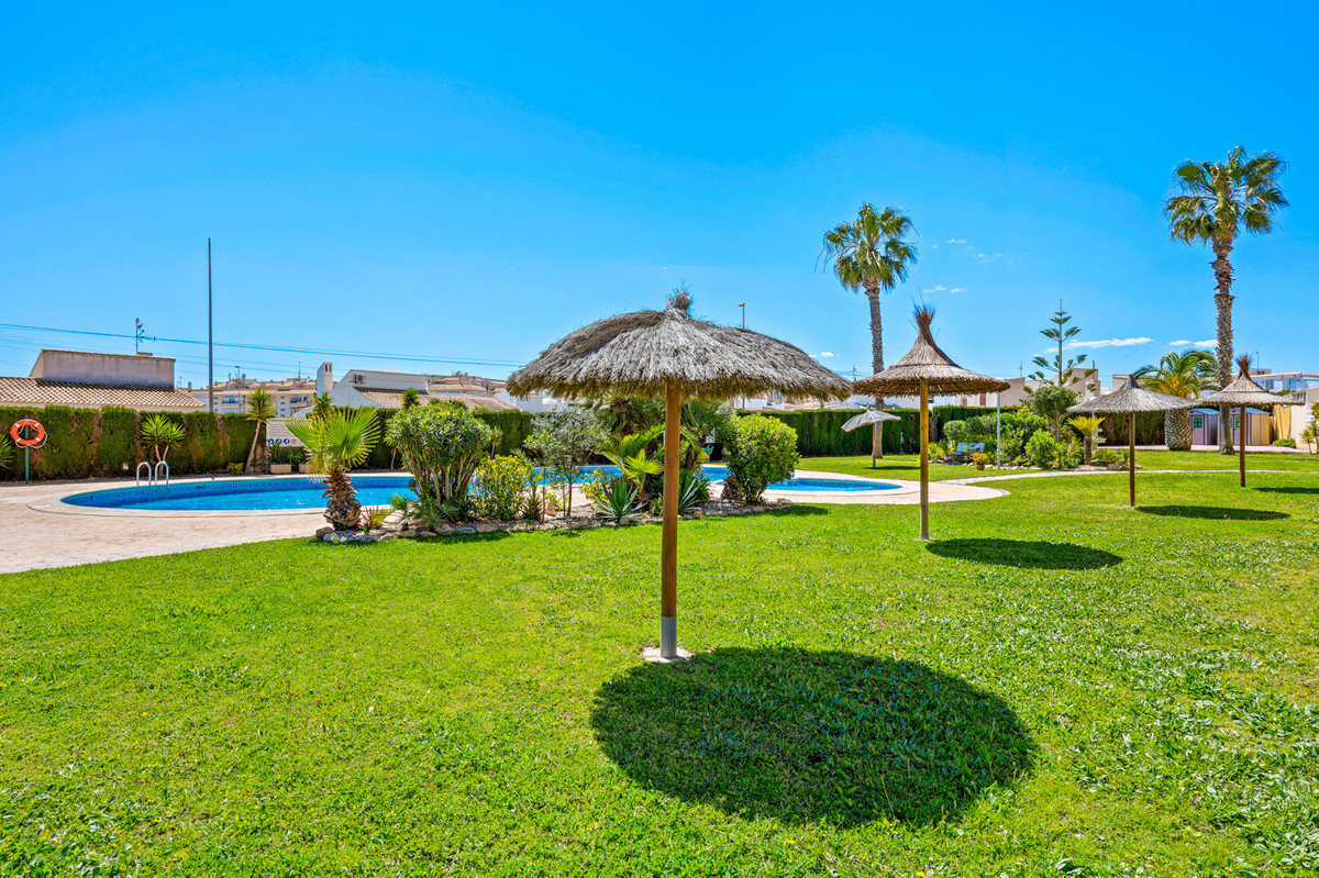 Se vende Apartamento en Planta Última de 2 dormitorios en Costa Blanca, Alicante, España