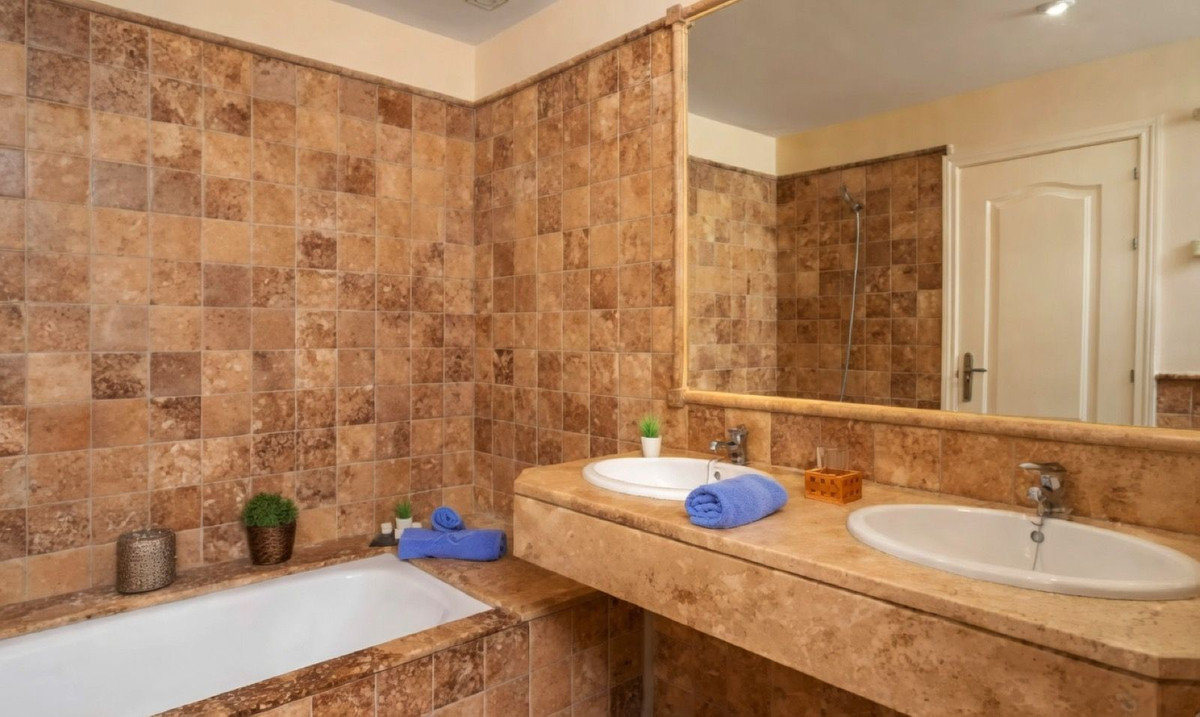 Se vende Apartamento Planta Media de 2 dormitorios en Costa Del Sol, Málaga, España