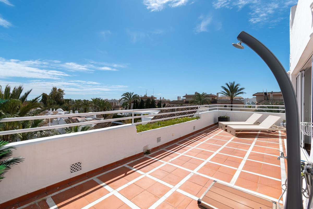 4 Bed Apartment for sale in Puerto Banús Costa Del Sol, Málaga, Spain