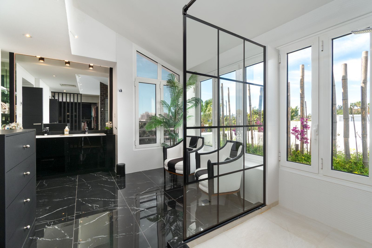 4 Bed Apartment for sale in Puerto Banús Costa Del Sol, Málaga, Spain