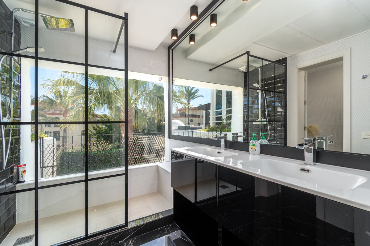 4 Bed Apartment for sale in Puerto Banús Costa Del Sol, Málaga, Spain